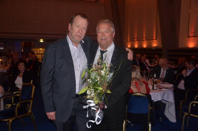 Det vanket blomster til Statoil sokkel fra Lederne. Jan Olav Brekke og Terje Enes