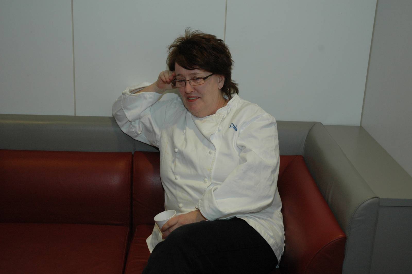 En rolig stund etter at middag til sultne oljearbeidere er klar. Linda Kleveland var kokk og forpleiningsleder på Oseberg feltsenter, nå er hun pensjonist.