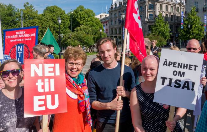 Leder i Attac, Petter Titland og Kathrine Kleveland, Nei til EU er i forgrunnen på bildene. Foto: Nei til EU