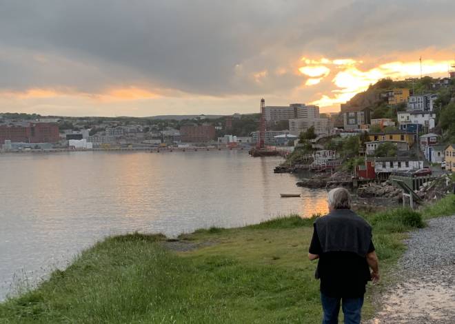 Havnen i St.John's på Newfoundland er base for supplyfartøy som betjener mange av oljeinstallasjonene. (2)