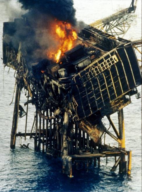 Brann på oljeriggen Piper Alpha juli 1988. Foto: AP/OILC