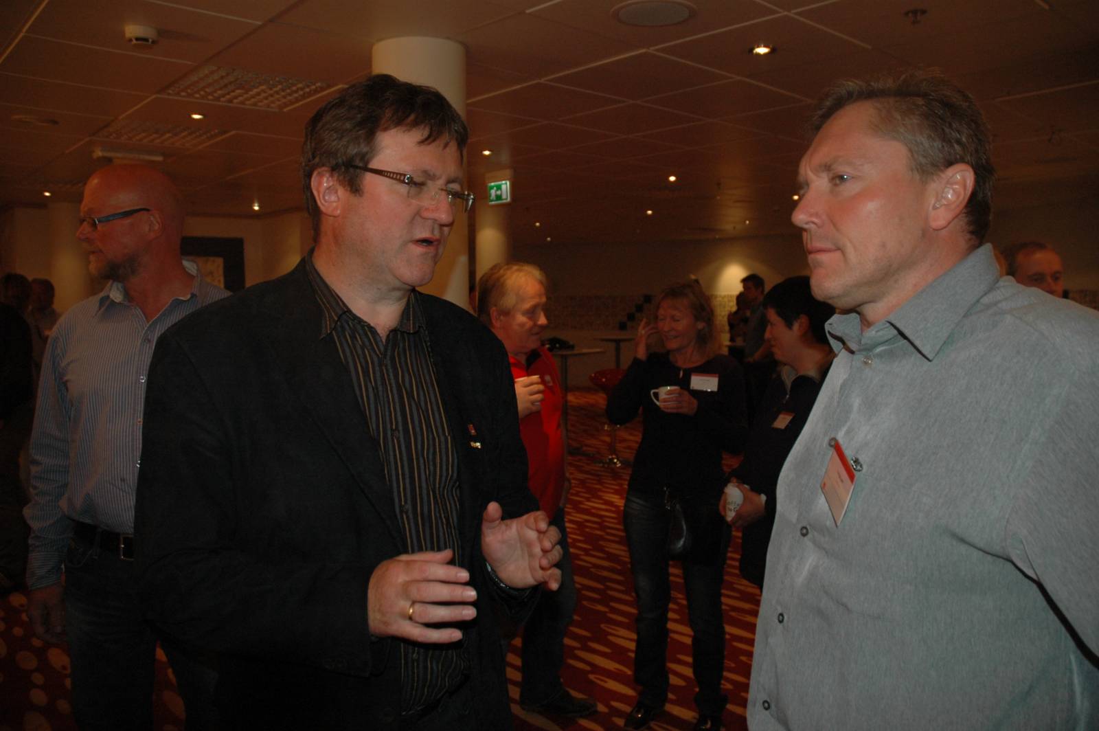 Problemstillinger under SAFE kongress 2011 diskuteres mellom Roy Erling og Tor Egil Løvli. Foto: Mette Møllerop